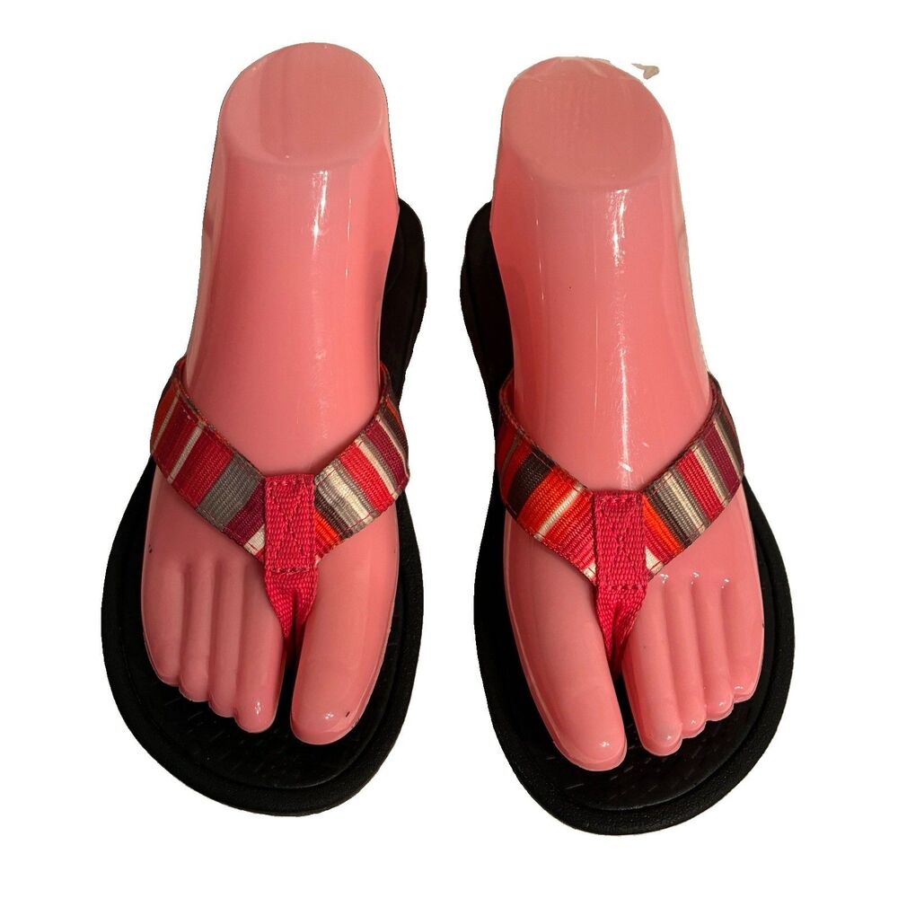 Women’s Clarks Red And Gray Stripped Thong Flip Flops. Size 7.